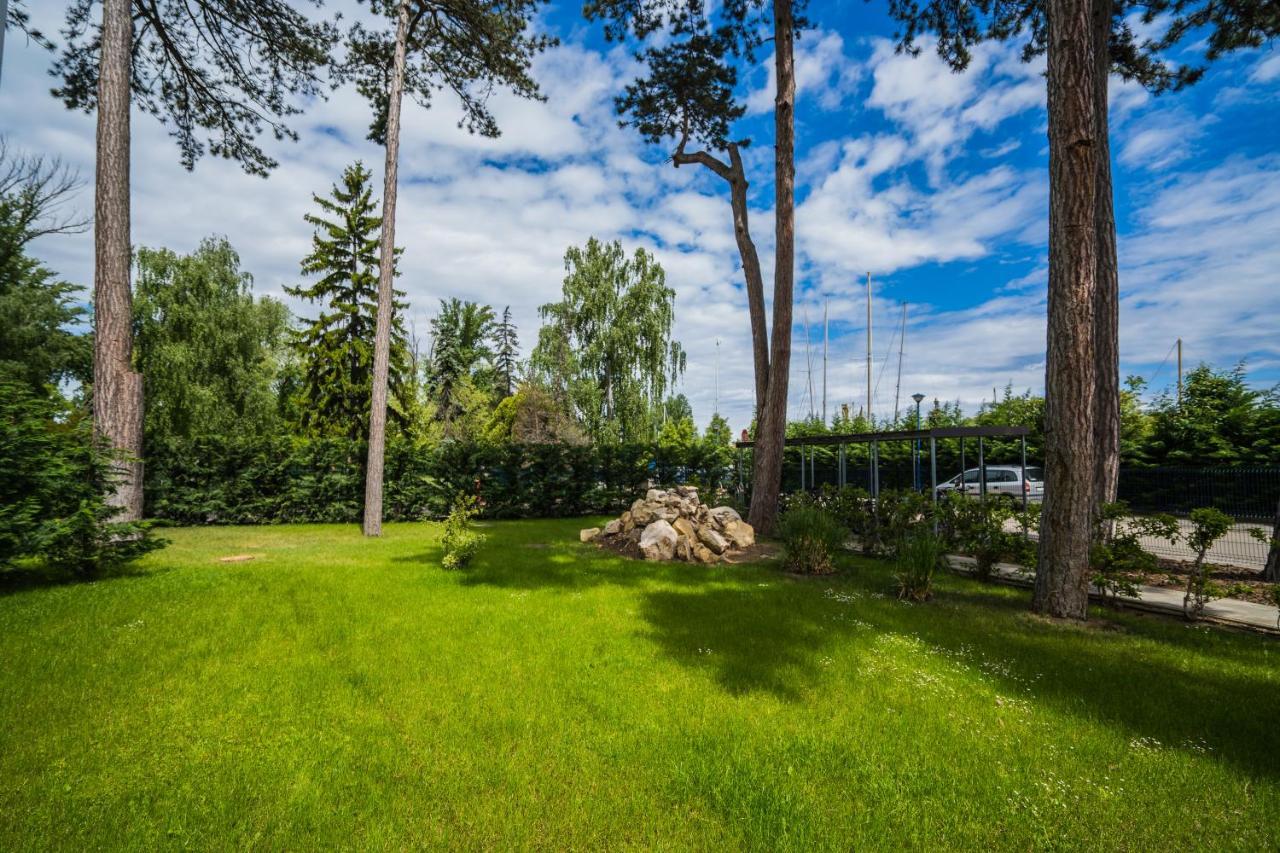 Mf Port Azur Wellness Apartments Siófok Eksteriør billede